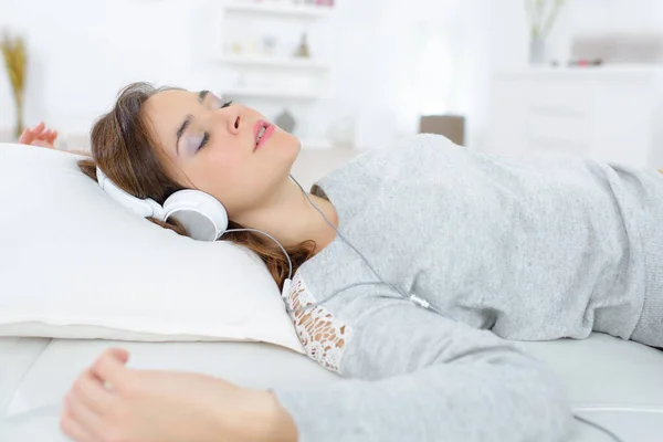 Relaxed Woman Headphones Sofa — Fotografia de Stock