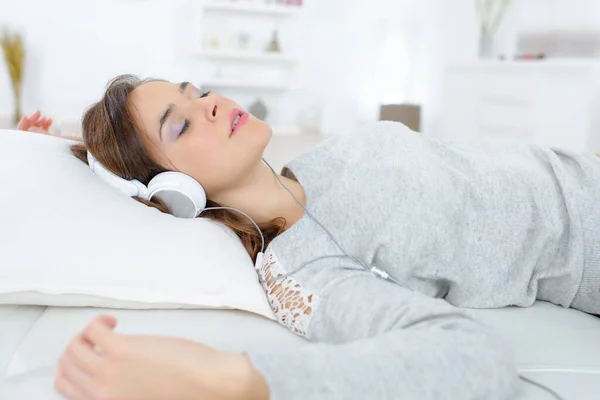 Mujer Relajada Con Auriculares Sofá — Foto de Stock