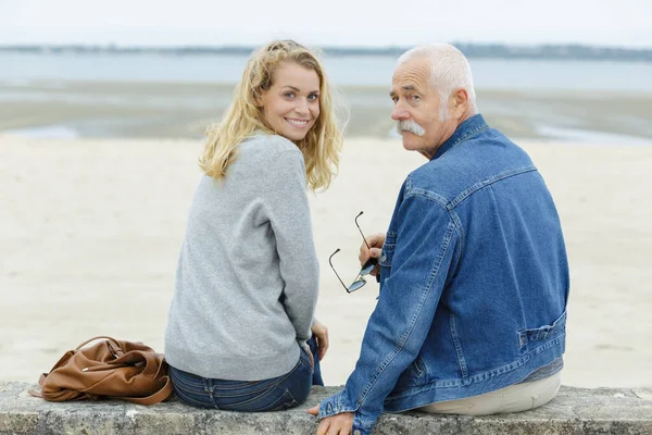 Heureux Homme Âgé Jeune Femme Près Mer — Photo