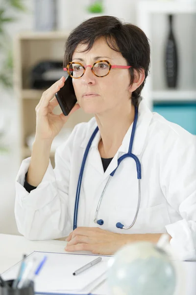 Portrait Une Femme Médecin Téléphone — Photo
