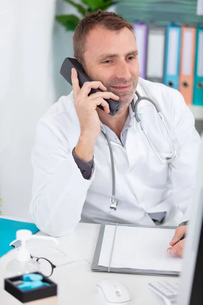 Medico Sesso Maschile Utilizzando Computer Telefono Presso Studio Medico — Foto Stock