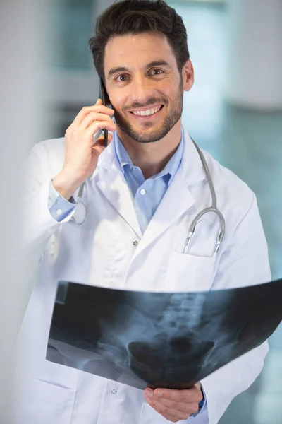 Лікар Телефону Тримає Рентген — стокове фото