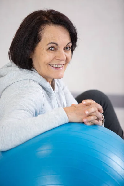 Happy Active Mature Woman Doing Exercises Fitness Ball — Stock fotografie