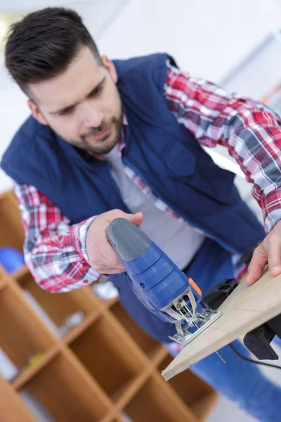 Tischlermeister Schneidet Querbalken Aus Holz — Stockfoto