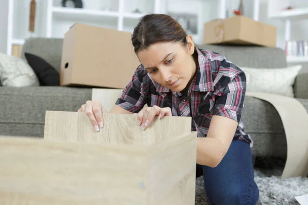 Mujer Con Muebles Autoensamblaje Cocina — Foto de Stock