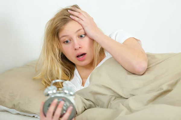 Mulher Estresse Segurando Alarme — Fotografia de Stock
