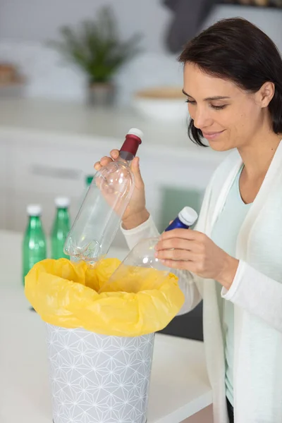 Kobieta Recyklingu Plastikowych Butelek Wody — Zdjęcie stockowe