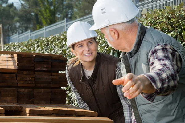 Foreman Talking Female Worker Stock Planked Wood — Stock Photo, Image