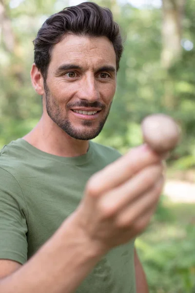 Vidám Ember Talált Egy Gombát Erdőben — Stock Fotó