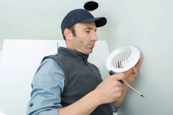 Pracovník Zadržující Vzduchový Filtr Pro Ventilační Systém — Stock fotografie