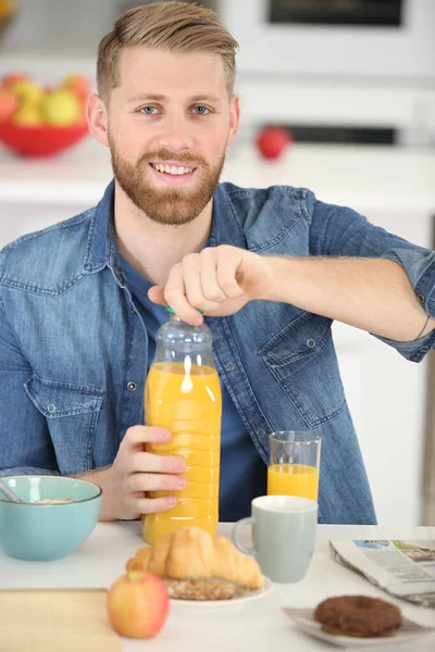 Knappe Man Eet Gezond Ontbijt Ochtend — Stockfoto