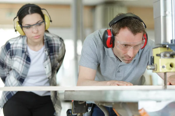 Carpintero Femenino Sonriente Trabajando Con Madera — Foto de Stock