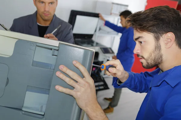 Genç Adam Fotokopi Makinesini Tamir Etmeyi Öğreniyor — Stok fotoğraf
