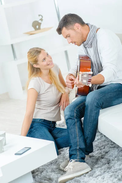 Homem Tocando Guitarra Para Senhora — Fotografia de Stock