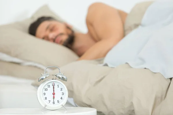 Uomo Che Dorme Con Sveglia — Foto Stock