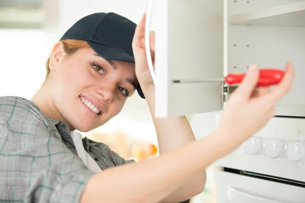 Frau Installiert Küchenschrank — Stockfoto