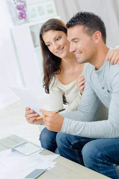 Casal Atraente Fazendo Papelada Administrativa — Fotografia de Stock