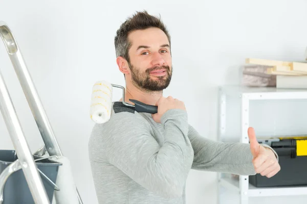 Man Håller Borste Roller Och Visar Godkännandemärke — Stockfoto