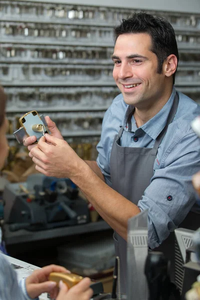 Ayakkabı Tamircisi Müşteriye Kilit Anahtar Gösteriyor — Stok fotoğraf