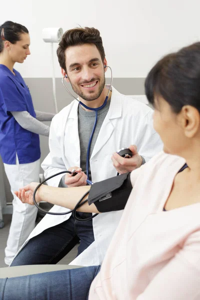 Médico Realizando Verificação Pressão Arterial Paciente Sexo Feminino — Fotografia de Stock