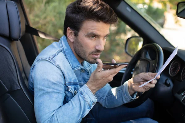 Άνθρωπος Που Κρατώντας Κινητό Τηλέφωνο Την Εφαρμογή Gps Στο Αυτοκίνητο — Φωτογραφία Αρχείου