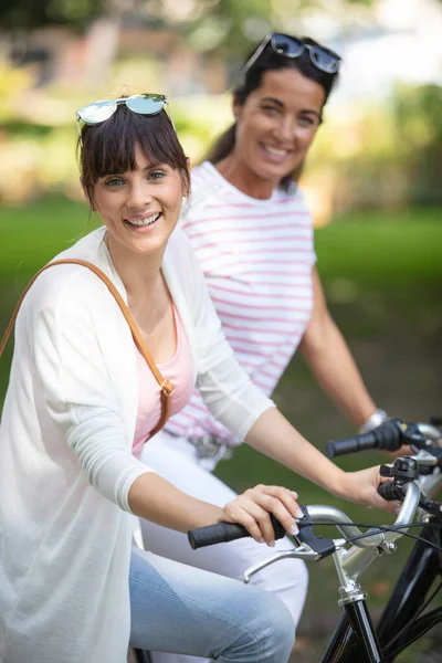 公園で自転車に乗っている2人の女の子の友達 — ストック写真