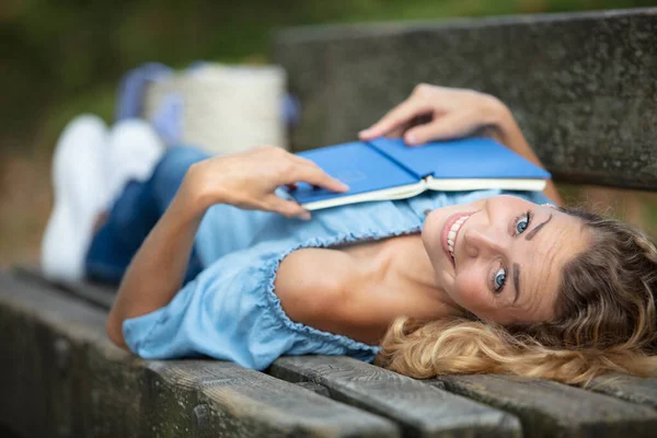 Mujer Pasa Tiempo Con Libro —  Fotos de Stock