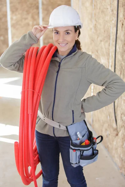 Female Builder Red Pipe Her Shoulder — Stock Photo, Image