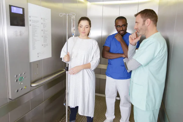 Erkek Doktorlar Kadın Hastalar Asansörde — Stok fotoğraf