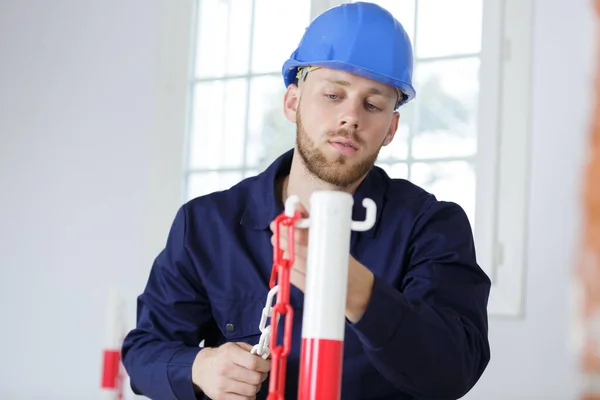 Een Man Bouwer Repareert Kettingen — Stockfoto