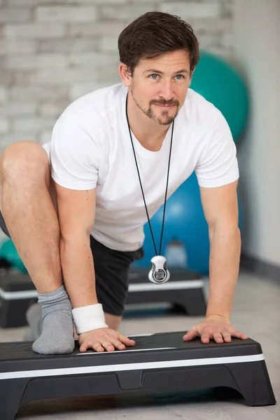 Mann Tritt Auf Schrittmaschine — Stockfoto