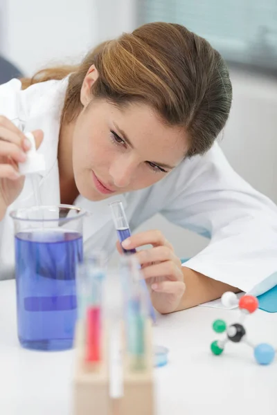 Cientista Segurando Tubo Cônico Com Solução Líquida Azul — Fotografia de Stock