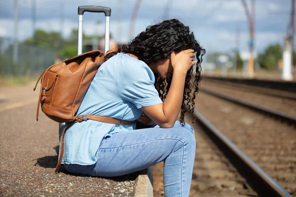 Triste Giovane Donna Sola Rotaia Con Valigia — Foto Stock