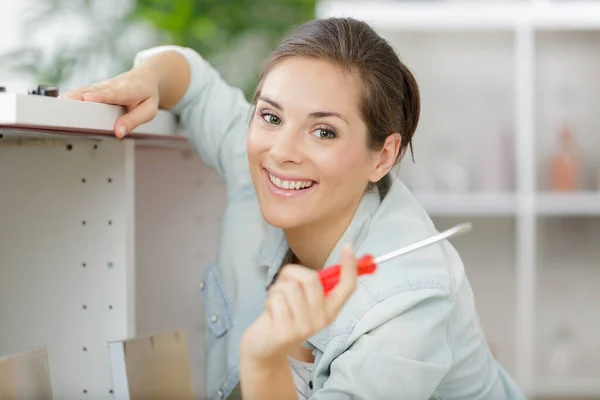 Joven Mujer Haciendo Bricolaje Casa — Foto de Stock