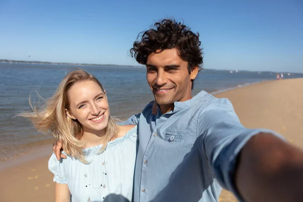 Coppia Innamorati Appuntamento Romantico Spiaggia — Foto Stock