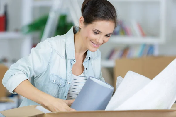 Junge Frau Packt Persönliche Sachen Ein — Stockfoto