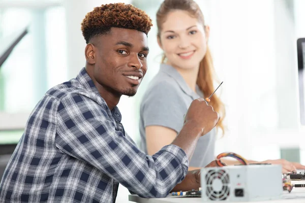 Homem Mulher Consertando Computador — Fotografia de Stock