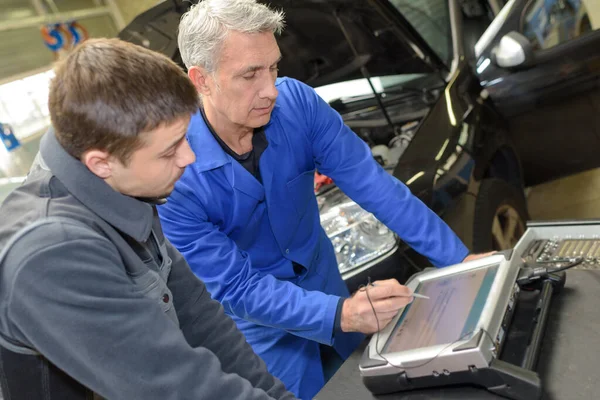 Étudiant Avec Instructeur Réparer Une Voiture Pendant Apprentissage — Photo