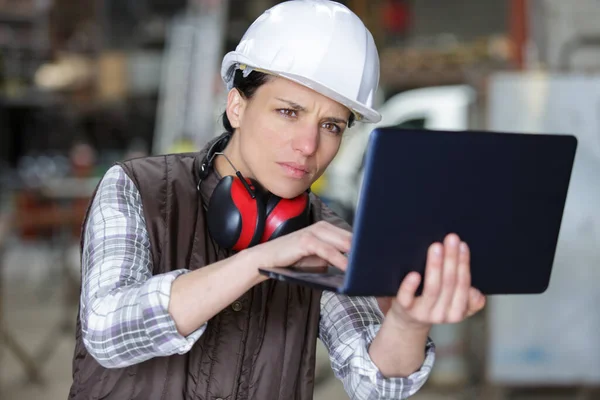 Portret Van Een Vrouw Met Gereedschap Helm Met Laptop — Stockfoto