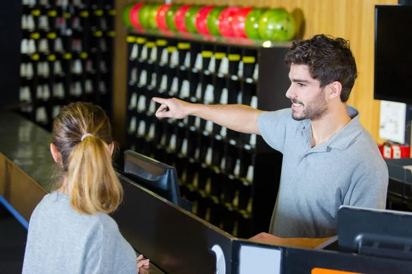 Man Woman Interacting Bowling Counter — Stock Photo, Image