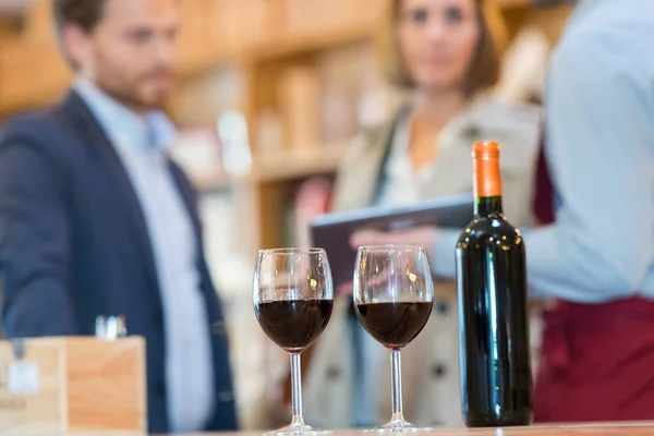 Gros Plan Des Verres Remplis Vin Rouge Bouteille — Photo
