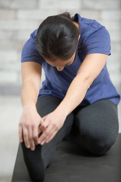 Fitness Feminino Fazendo Exercício Alongamento — Fotografia de Stock