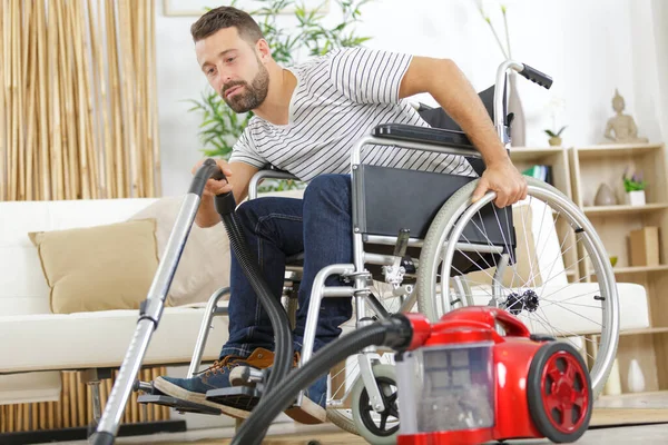 Uomo Disabile Con Aspirapolvere — Foto Stock