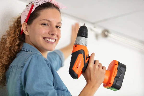 Jovem Mulher Imporving Casa Diy Conceito — Fotografia de Stock