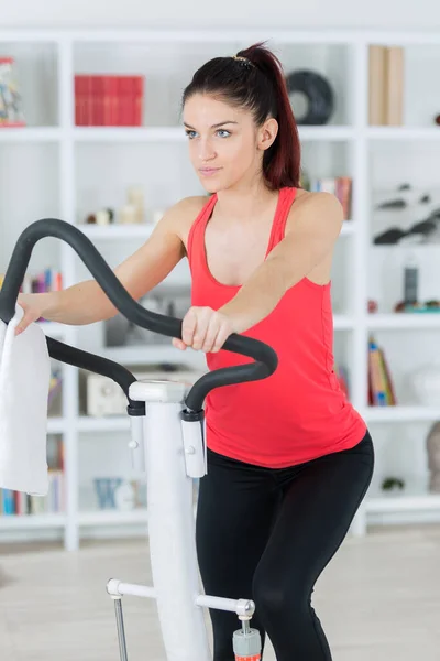 Jovem Atraente Menina Exercício Casa Máquina Passo — Fotografia de Stock