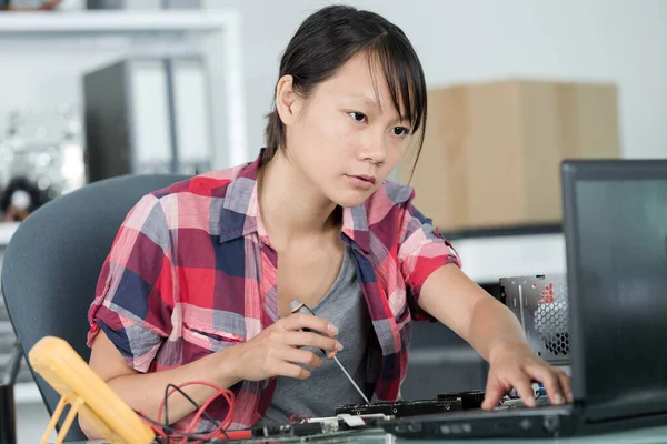 Woman Fixing Hard Drive — Stock Photo, Image