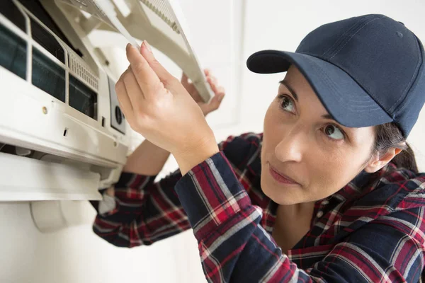 Kvinna Fastställande Luftkonditionering Hemma — Stockfoto