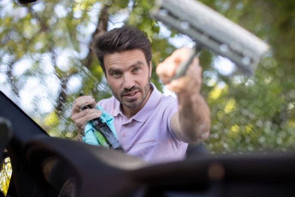 Feliz Joven Limpiando Ventana Del Coche — Foto de Stock