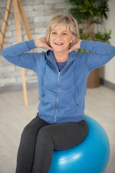 Porträtt Äldre Kvinna Som Sitter Fitness Boll — Stockfoto