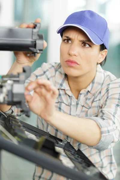 Jonge Vrouw Ingenieur Werken Bij Werktuigmachines Productie — Stockfoto